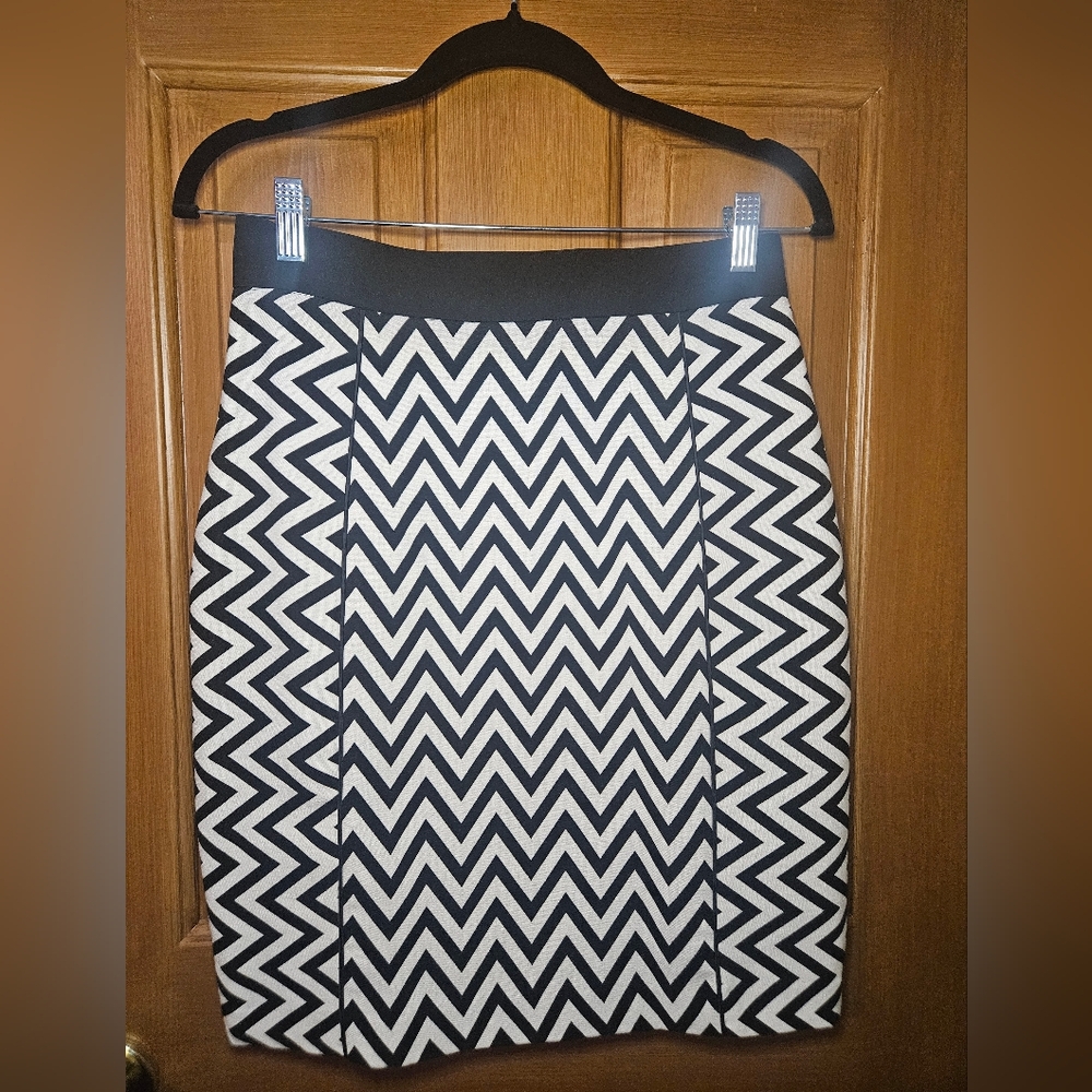 H&M Black and White Zigzag Pencil Skirt